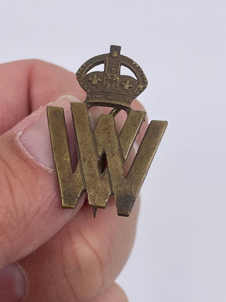 Original World War One Era Pin Back Badge, "Volunteer Worker”